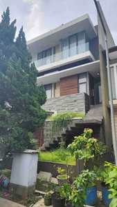 Rumah Luas Siap Huni 3,5 Lantai di Singgasana Bandung