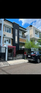 Sewa Rumah Jl Pulau Panggang Permata Buana Jakbar 180m2 2Lt 4BR Kosong