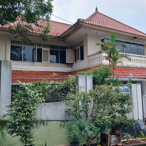 Di jual rumah besar dan luas di Blok M cinere