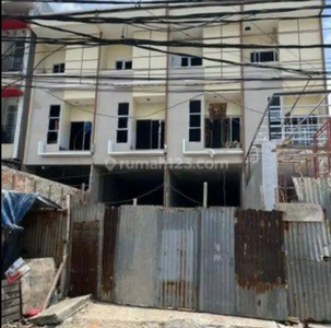 Dijual rumah baru lokasi strategis di jalan raya jelambar