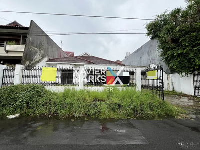 Dijual Rumah Hitung Tanah Dekat Sekolah di Darmahusada Indah Surabaya