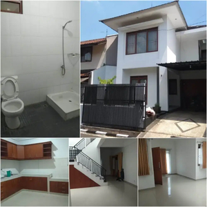 Disewakan Rumah Modern Strategis Dalam Komplek Area Cikutra Bandung