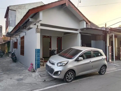 Rumah 1.5 lantai lokasi sebelah barat SDII Al Abidin Solo