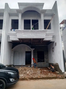 Rumah baru American classic sudah siap di huni di Tanah baru depok