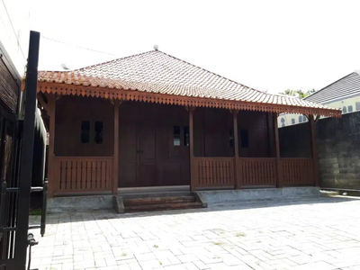 Rumah Kayu Jati dekat Jalan Damai, Sleman