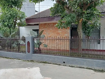 Rumah Luas Disewakan LT 300 di Riung Bandung dekat Jl Soekarno Hatta