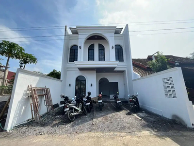 Rumah Mewah 2 Lantai dekat SD Budi Mulia Dua Jl Tajem