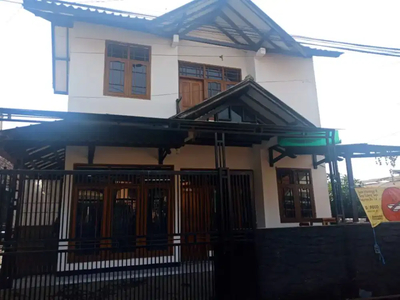 Rumah pinggir jalan raya Sariwangi