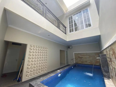 Elegansi Modern Rumah Berswimming Pool di Jagakarsa, Dekat Tol