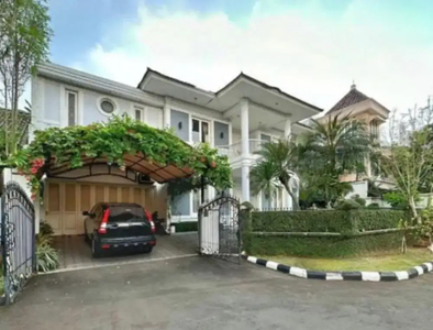 HOT SALE!!! Rumah cantik dengan kolam renang lokasi Bintaro Sektor 7