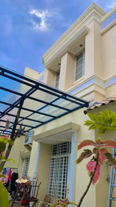 Rumah 2,5 lantai Dijual View Danau Semi Furnished di Damar Raya PIK
