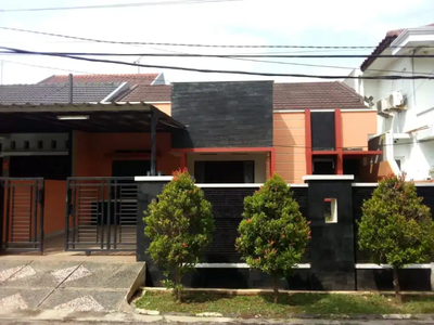 Rumah Luas 200 Meter di Jalan Utama Komplek Jatiwaringin Asri