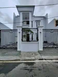 Rumah Mewah 2.5 Lantai Dijual Cepat di Duren Sawit Jakarta Timur