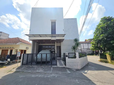 RUMAH MEWAH DIJUAL DALAM RINGROAD KOTA JOGJA FURNISHED DEKAT JEC