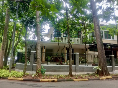 Rumah Mewah Huk Megah Hijau Rindang Asri di Puspita Loka BSD City