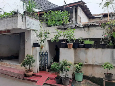 Rumah Tua Tanah Luas di Jakarta Timur