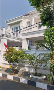 S521 Rumah Full Furnish 340 m2 Private Pool di Jatiwarna Bekasi