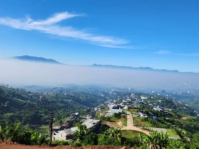 Tanah dipuncak bukit pegunungan view kota bandung