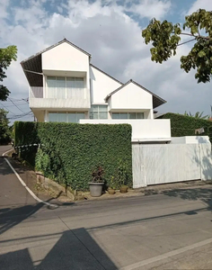 Villa 3lt semi furnished Modern style SHM di Dago Bandung LH 124