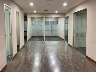 Sewa Kantor 281 m2 Sdh Partisi di Mayapada Tower Sudirman, Hrg Nego