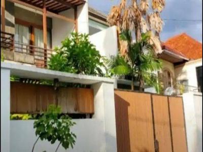 URGENT SALE!! rumah semi villa luas nyaman lega sangat dekat jalan raya puputan renon dengan akses mobil papasan buntu eksklusif