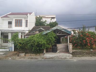 Rumah Tua di Komplek Griya Riatur ( Jl. Katalia )