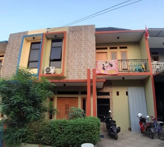 Dijual rumah dua lantai di perumahan Bintara jaya harga murah