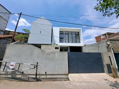 rumah baru Kiara condong