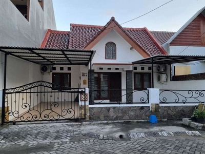 Rumah Disewakan Babatan Pratama, Surabaya Semi Furnished