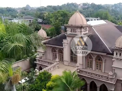 Rumah Lux Berdesain Victorian Gothic Empire Bandung Utara