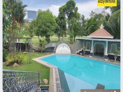 Dijual Rumah Graha Famili blok K - PRIVATE Kolam Renang - GOLF view - Full MARMER + Furnished - Surabaya- Siap Huni