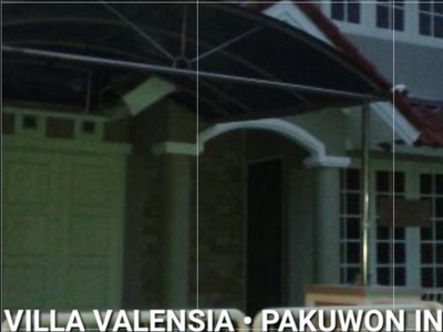 2 Man Rumah Pakuwon Indah Villa Valensia + Garasi Carport 2 mobil + SEMI Furnished Strategis dekat Pakuwon Mall, Supermall, PTC