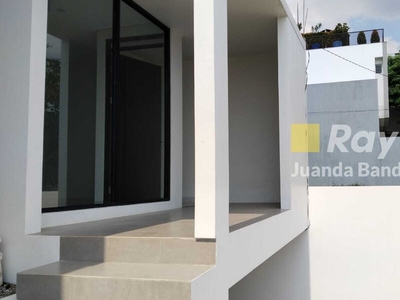 Dijual Bagus Rumah Baru 2,5 lantai di Setiabudi Regency siap huni