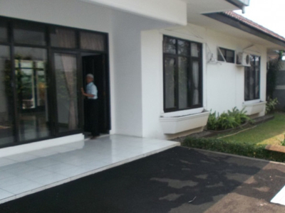 Disewa Beautiful house in the prime area of Kemang ready for rent