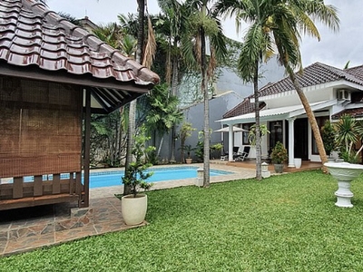 Disewa Beautiful House with Big Garden at Kemang Area