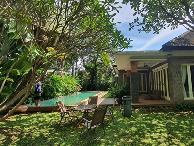 Disewa BEAUTIFUL HOUSE WITH BIG GARDEN IN KEMANG