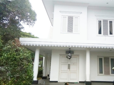 Di sewa rumah putih 2 lantai di komplek perumaha Pulo Gebang Kirana
