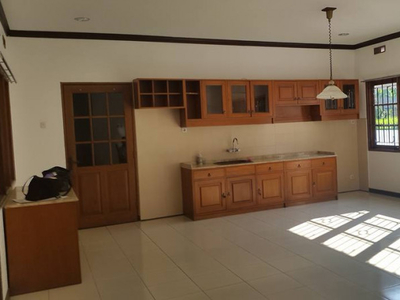 DIJUAL/ DISEWA Rumah modern tempo doeloe exclusive baru renovasi 2 lantai Hoek di Jalan Dago Asri BAGUS