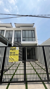 Dijual Rumah 2 Lantai di Rungkut Menanggal Harapan