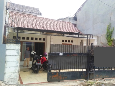 Dijual Rumah lama di Pinggir Jalan dekat Stasiun MRT, Cilandak Jakarta selatan. Cocok untuk kantor atau Kos2an