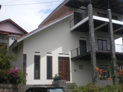 Dijual Villa 3 lantai di Villa Istana Bunga Lembang Bandung