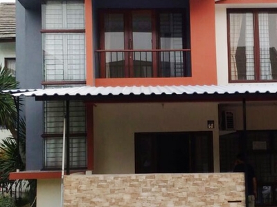 Disewakan Rumah Nyaman, Lokasi Strategis, Aman dan siap Huni @Emerald Town House, Bintaro
