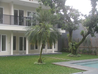 Disewa Excellent House, Stylish with HUGE Back and Front Yard in