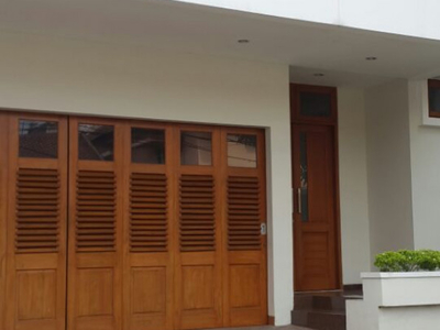 FOR RENT - Rumah Ada Kolam Renang Cocok untuk di Huni atau dijadikan Kantor Lokasi Kemang Dalam, Jakarta Selatan