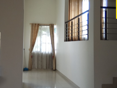 Dijual grand wisata - rumah split level di jual cepat - Lisa