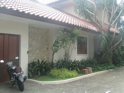 Dijual House with garden and pool at kemang timur