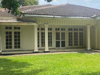 Disewa House with spacious garden can be use for silent office ke