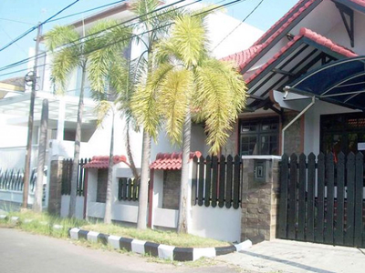 Dijual JUAL/SEWA Rumah 1.5 Lantai, Bagus + Terawat, Row Jalan Leb