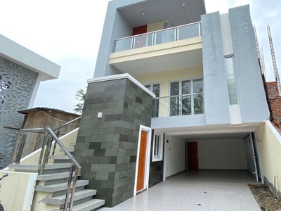 Krukut, Rumah 3 Lantai Brand New Dekat Pintu Tol Depok Antasari