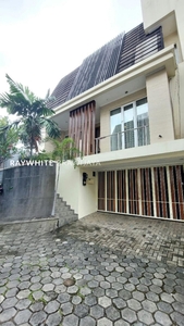 Primera Townhouse Lingkungan Tenang Area Kemang Utara